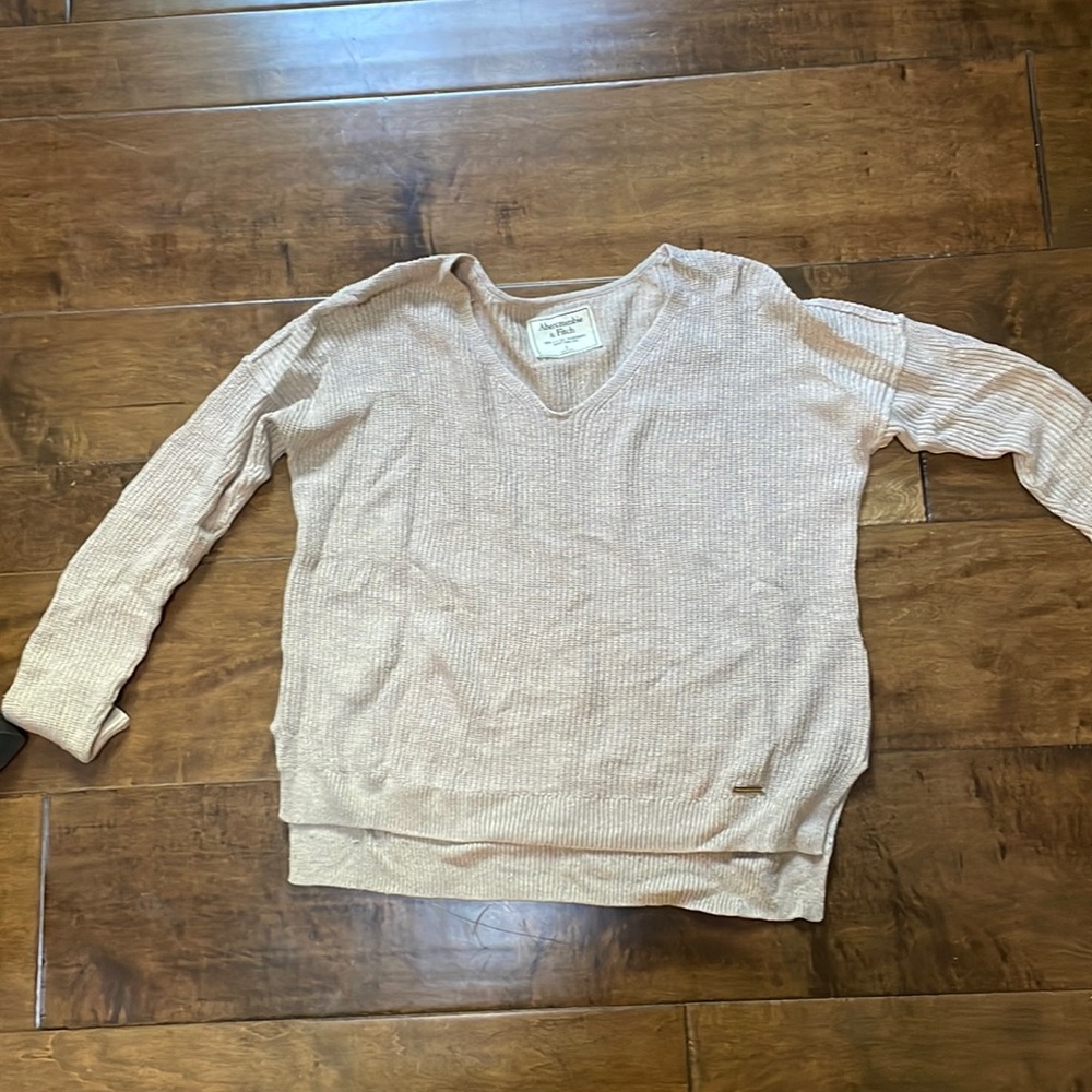 Abercrombie & Fitch beige v-neck high-low sweater